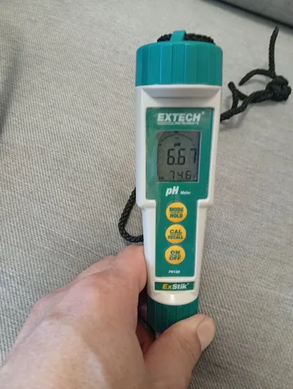 板橋床墊沙發清洗施工後 pH 輔助量測示例,Extech PH100 讀值約 6.67
