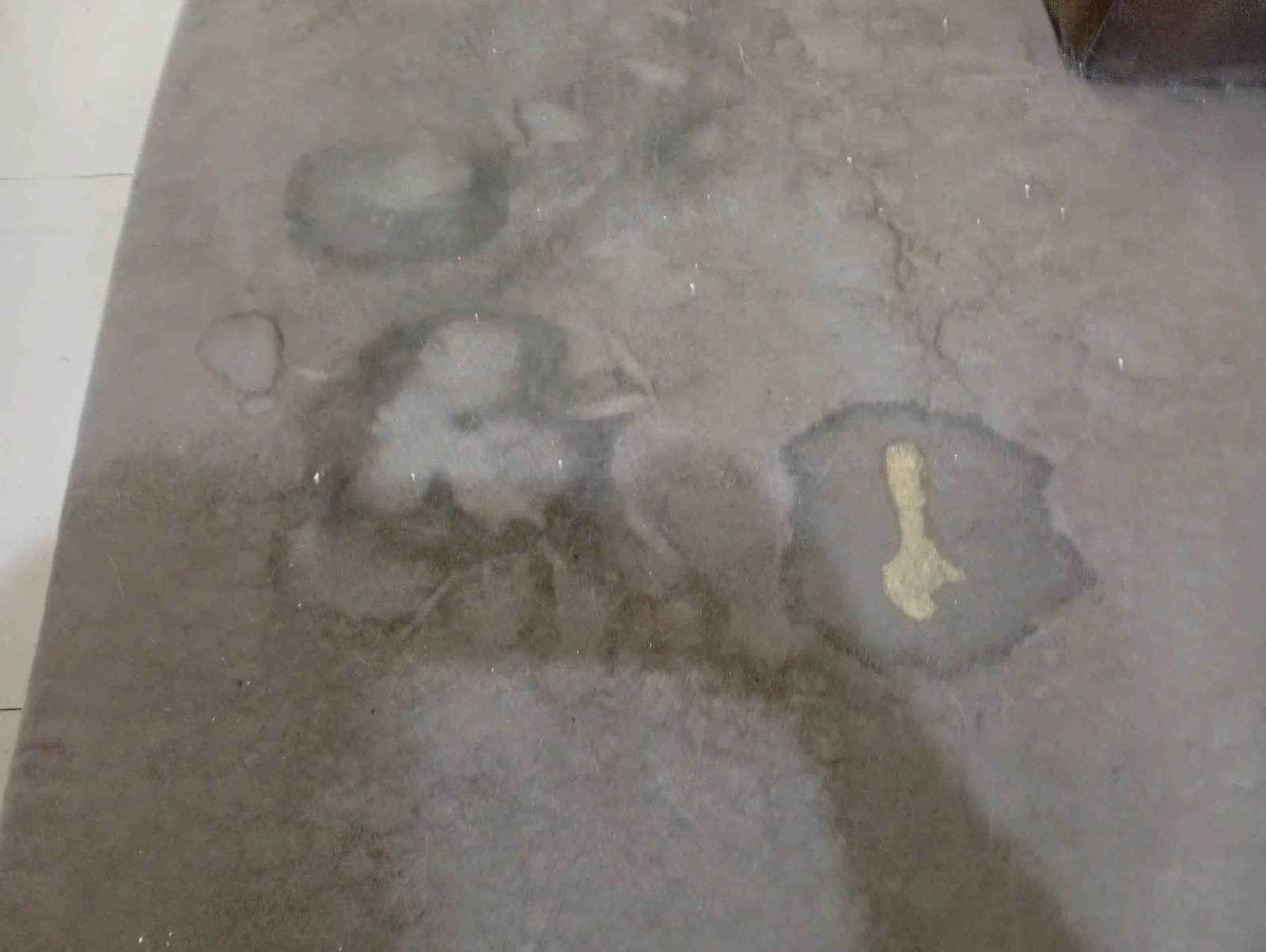 先區分附著髒污與永久色差 清洗前