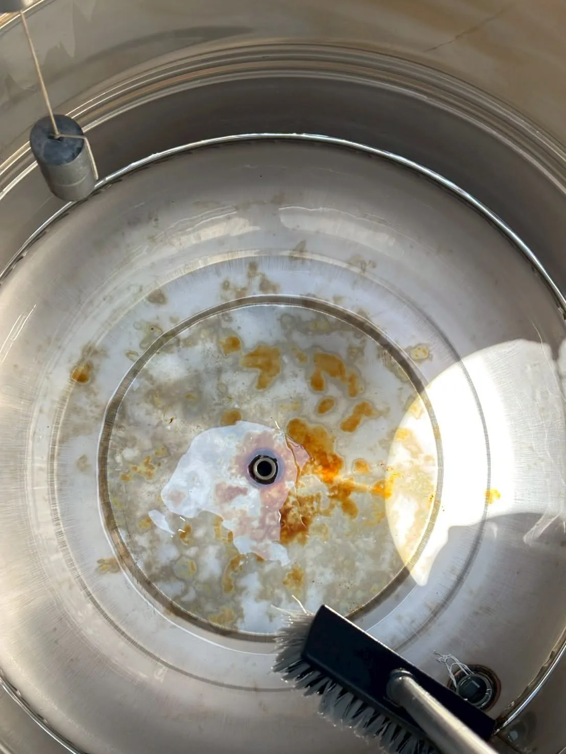 水塔底部黃褐色附著清洗前