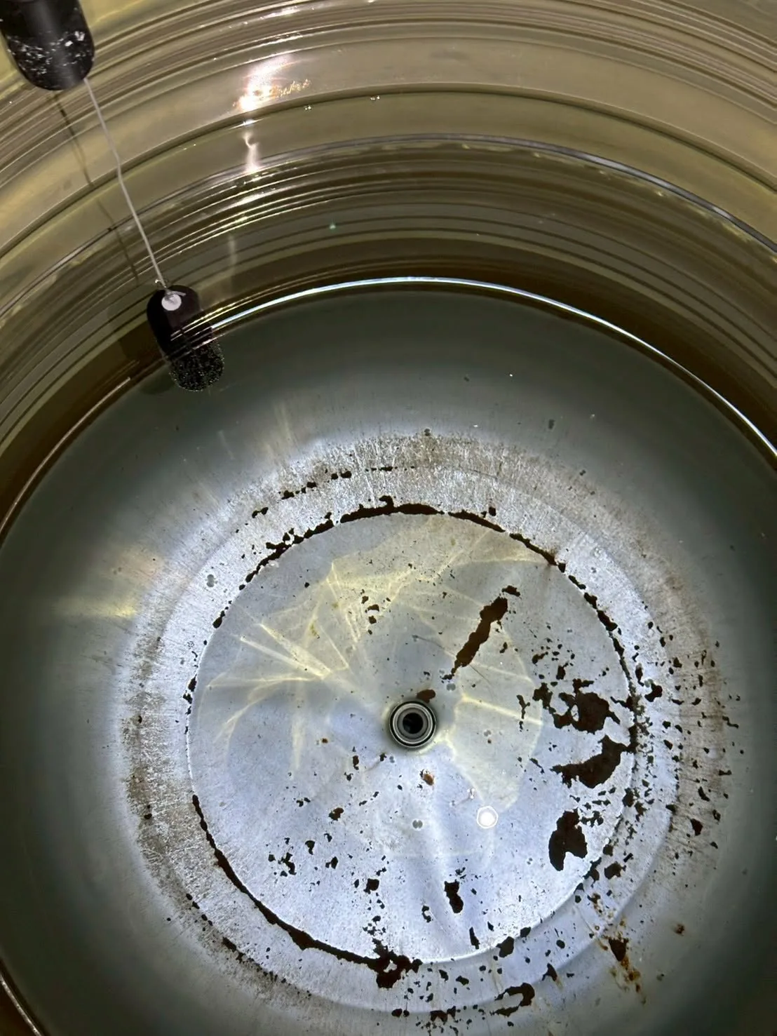 水塔底部深色沉積污染近照