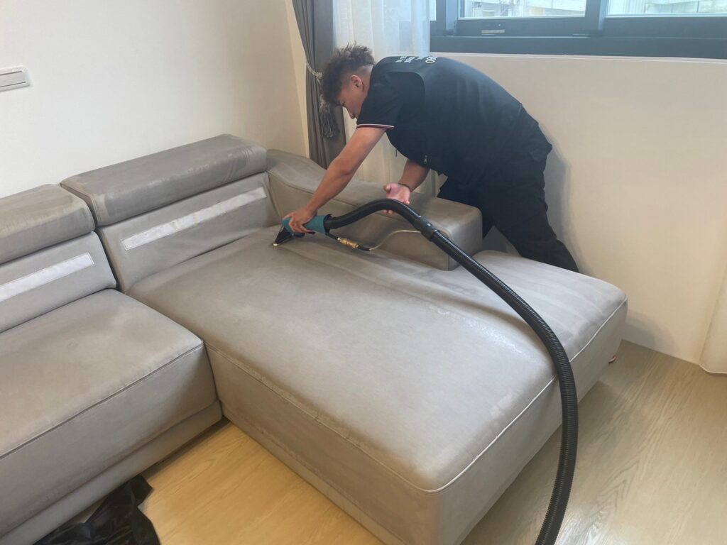 泰山沙發髒了專業深洗還你原色     三重沙發重生術 乾淨看得見   洗完像新的1樣！